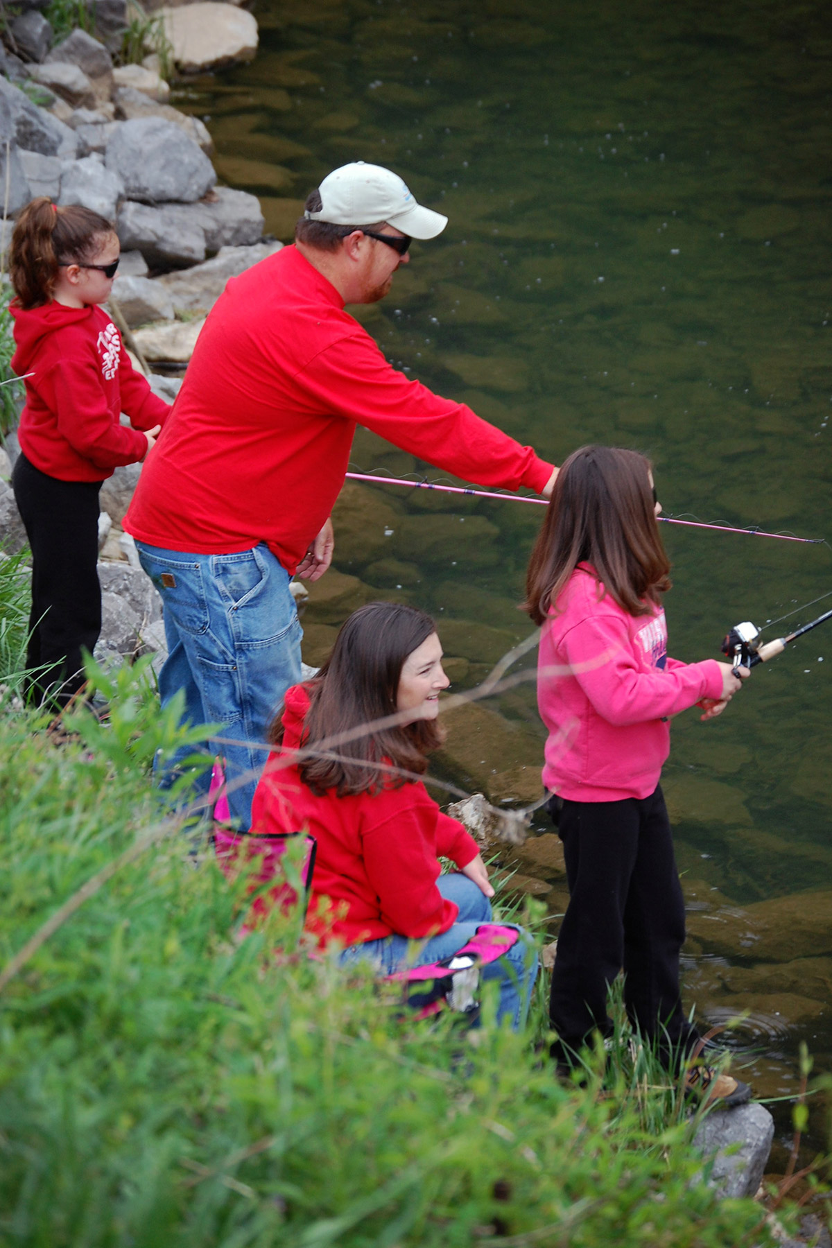 by Wikimedia Commons - VSP NT. Each spring Natural Tunnel State Park hosts a Kids Fishing Day at Stock Creek - AA - Author: Virginia State Parks staff - cutted